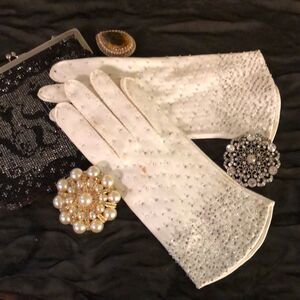 Vintage White Ladies Gloves With Clear Beading